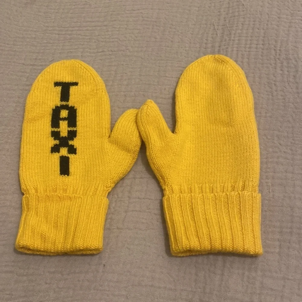 Kate Spade New York Taxi Mittens .